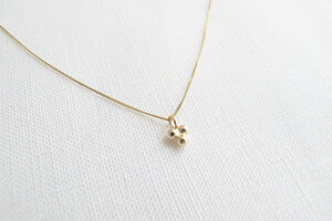 Halskette Gold - Delicate triple dot necklace - 9ct yellow gold - Wild Fawn Jewellery