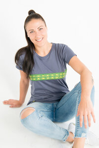Kudhinda Stripe - Frauen T-shirt - Charcoal Grau - Maishameanslife