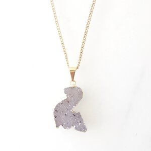 Dino Halskette mit glitzernder Kristalldruse aus Achat, vergoldet - Crystal and Sage