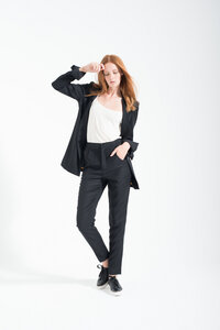 taillierte, schmal geschnittene, elegante Hose aus 100% kbt Merinowolle "Cigarette" in schwarz & anthra - Yuna Miray
