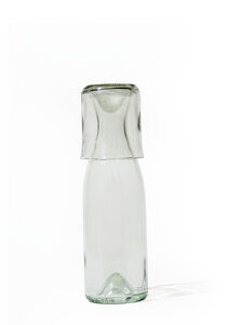 Upcycling Glaskaraffe aus Burgunderflasche mit Becher (0,75l) - SAMESAME