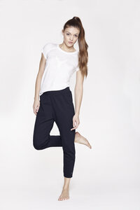 Yoga Hose aus Bio-Baumwolle mit legeren Schnitt - YOIQI
