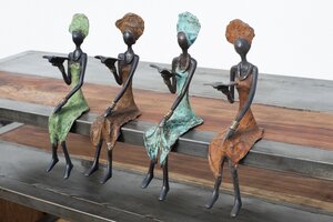 Bronze-Skulptur 'Lesende Frau' 25 cm - Moogoo Creative Africa