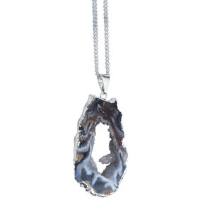 Ananda - versilberte Halskette mit Achatscheibe mit Kristalldruse - Crystal and Sage