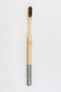 nefsu bamboo brush I Aktivkohle mittelweiche Borsten I grau I mit Bambusgriff, Vegan und BPA frei  - nefsu - no excuse for single use