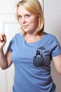 Pinguin mit Schirm / Brusttasche - Fair Wear Bio Frauen T-Shirt - Blau - päfjes