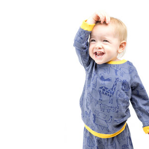 Baby Schlafanzug Langarmshirt mit Hose aus Bio-Baumwolle „Wanyama" charcoal grau - Kipepeo-Clothing