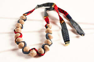 Halskette aus großen, runden Papierperlen mit afrikanischem Stoffband "SONGKY CLOTH" - PEARLS OF AFRICA