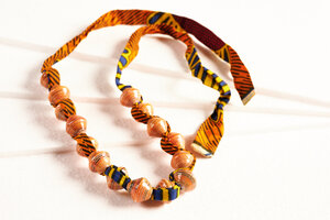 Halskette aus großen, runden Papierperlen mit afrikanischem Stoffband "SONGKY CLOTH" - PEARLS OF AFRICA