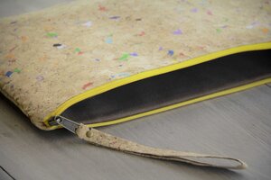 Laptop Hülle 15''-16" Zoll aus Kork, handgemachte Tasche mit gelbem Zipper  - BY COPALA
