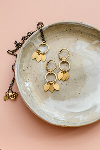 Ohrring "AIANA" aus Messing in Gold - ALMA -Faire Streetwear & Schmuck-