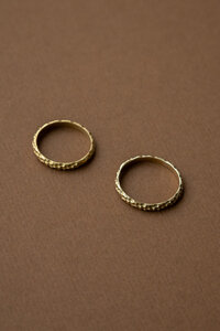 Goldener Ring Bindu aus Messing mit gehämmerter Oberfläche - Jyoti - Fair Works
