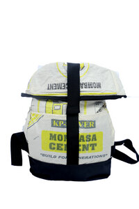 Umhängetasche | recycelt aus Zementsäcken | 2 in 1 Rolltasche und Rucksack in Größe M - Nyuzi Blackwhite
