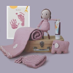 Handgemacht und herzgedachtes Neugeborenen Geschenkset mit fair Trade Spielsachen und Hand und Fuß Stempelspaß - Pebble