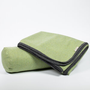 Decke und Nackenrolle aus 100% Leichtloden in kräftigen Farben - nahtur-design