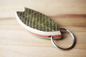 Surfbrett Schlüsselanhänger, Surfboard Keychain, Surfbrett Schlüsselanhänger aus gebrauchten Skateboards - Skatan-llc