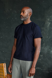 Klassisches T-Shirt ALOIS aus schwerer Bio-Baumwolle.  - About Companions