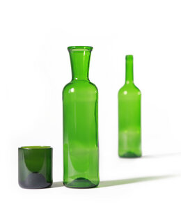 Grüne Upcycling Glaskaraffe aus Bordeauxflasche mit Becher (0,75l) - SAMESAME