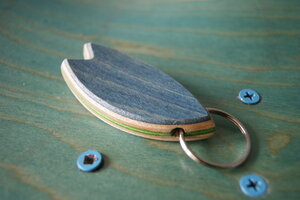 Surfbrett Schlüsselanhänger, Surfboard Keychain, Surfbrett Schlüsselanhänger aus gebrauchten Skateboards - Skatan-llc