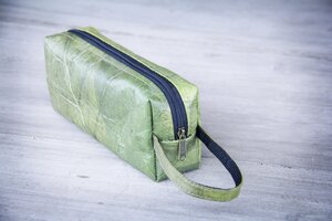 Kosmetik-Tasche / Federmappe aus recycelten Blättern, mit Riemen, Etui handmade und vegan (grün) - BY COPALA