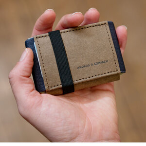 Mini Portemonnaie mit Münzfach „A&K MINI“ slim wallet Braun - ANDERS & KOMISCH