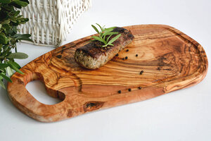 Steakbrett mit Grifflasche & Rille, XXL (ca.45 cm) - Olivenholz erleben