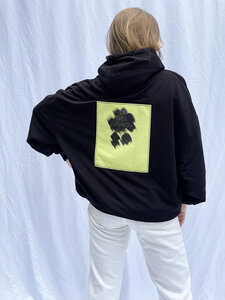 schwarzer Hoodie mit Rückenaufnäher - noemvri fashion label
