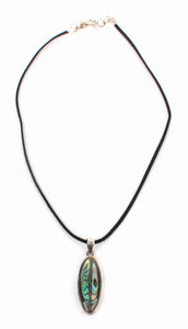 Halskette mit Lederband, in Messing eingefasst, versilbert - El Puente