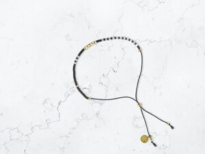 Sternenhimmel – zartes Armband mit Perlen in schwarz-weiß, gold, silber - renna deluxe