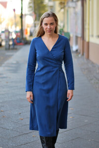 Minimalistisches Wickelkleid *MA-LAA* aus 100% Tencel in blau oder petrolgrün - Studio Hertzberg