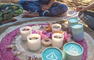Kerze aus Sojawachs mit Kristallen und trockenen Blüten - Yoga Hero