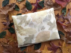 Kirschkernkissen aus Tussar Peace Silk mit echtem Blätter-Aufdruck - MAVOLU