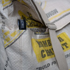 Rolltop Rucksack | recycelt aus Zementsäcken | leicht, wasserfest, stabil - Nyuzi Blackwhite
