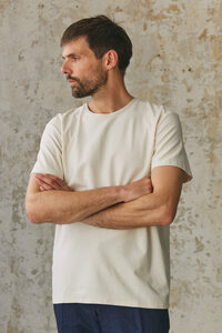 Klassisches T-Shirt ALOIS aus schwerer Bio-Baumwolle.  - About Companions