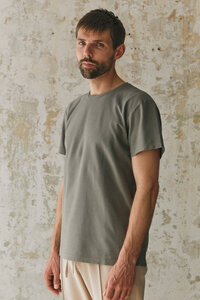 Klassisches T-Shirt ALOIS aus schwerer Bio-Baumwolle.  - About Companions