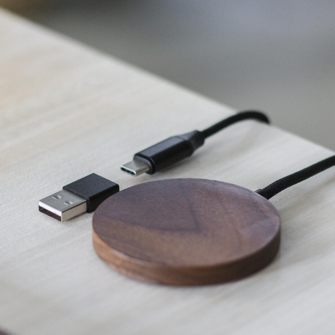 Woodcessories - MagPad - Wireless Charger kompatibel mit MagSafe,  Kabelloses Laden - aus Holz