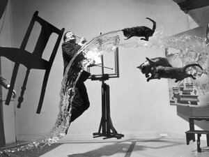 Poster / Leinwandbild - Salvador Dalí mit fliegenden Katzen - Photocircle