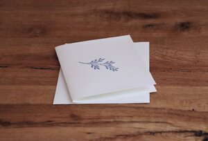Handbedruckte Stoff-Grußkarte "Blaue Blume auf Weiß" mit Briefumschlag - luscinia