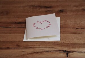 Handbedruckte Stoff-Grußkarte "Blumenherz" mit Briefumschlag - luscinia
