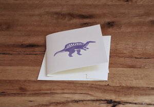 Handbedruckte Stoff-Grußkarte "Dinosaurier Lila" mit Briefumschlag - luscinia