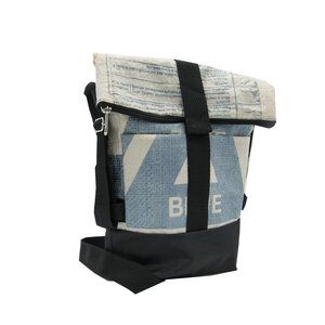 Umhängetasche | recycelt aus Zementsäcken | 2 in 1 Tasche und Rolltop Rucksack in verschiedenen Farben in Größe S - Nyuzi Blackwhite