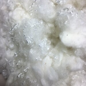 Bastelwatte aus 80% Baumwolle-kbA / 20 % recyeltem Polyester (PES) weiss, spielzeugtauglich DIN EN 71-3 - Pat und Patty