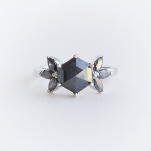 Ring mit Hexagon Salt and Pepper Diamanten und Marquise Diamanten Bonnie - Eppi