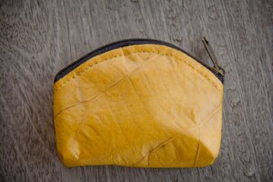 Mini Portemonnaie aus laminierten Blättern, Geldbörse in gelb - BY COPALA