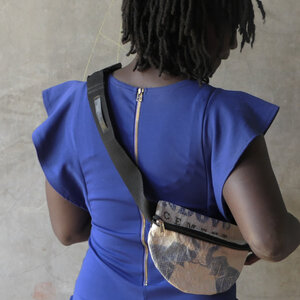 Bauchtasche | recycelt aus Zementsäcken in verschiedenen Farben in Größe M - Nyuzi Blackwhite