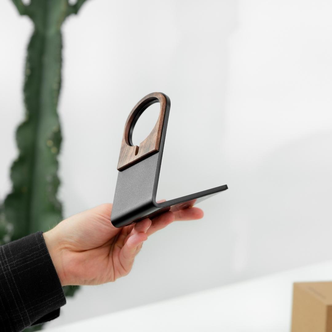 Woodcessories - iPhone Halterung aus Holz für das Apple MagSafe Ladegerät