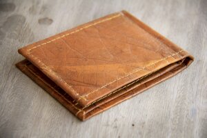 Portemonnaie aus laminierten Blättern in braun, 1-fach gefaltet - BY COPALA