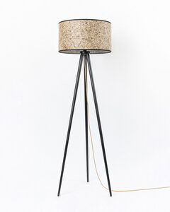 Moderne Stehlampe aus Holz mit Lampenschirm aus purem Almheu - ALMUT von Wildheim