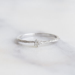 Silberner Ring mit Diamanten im Hammerschlag-Design Milan - Eppi