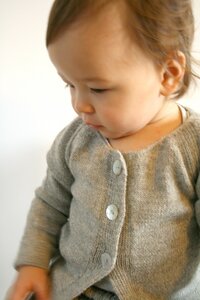 Baby Mädchenstrickjacke - grau mit Perlmutknöpfen - Esencia